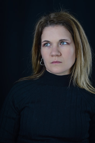 一个美丽的金发女人的肖像，一个非常悲伤的样子，看着远处的空间图片下载