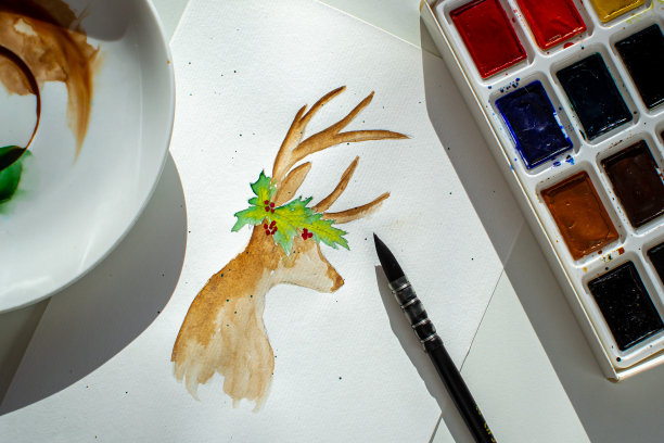 桌上有一只小鹿的素描，用水彩笔和颜料画的图片下载