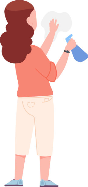 女孩打扫房子用喷水做家务图片下载