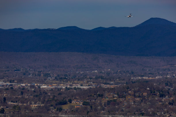 俯瞰弗吉尼亚州罗阿诺克的风景图片下载