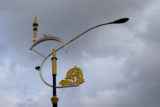 苏丹利亚特沙巴塔姆清真寺周围的路灯图片下载