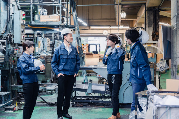 工厂工人在休息时间亲切地聊天图片下载