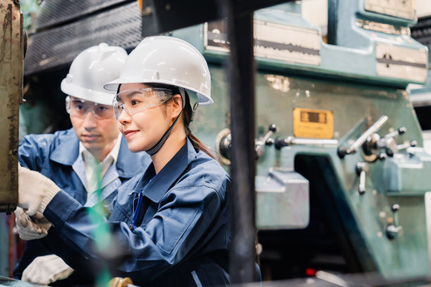 技术员戴着护目镜对设备进行维护检查图片下载