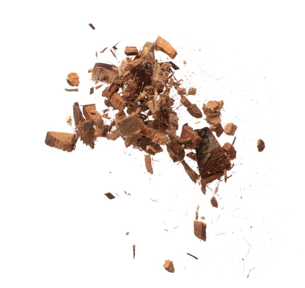 椰子皮壳炸飞，椰子剁碎大L大小抽象云飞。椰子壳皮肥料飞溅在空气中。白色背景隔离高速快门，冻结动作图片下载