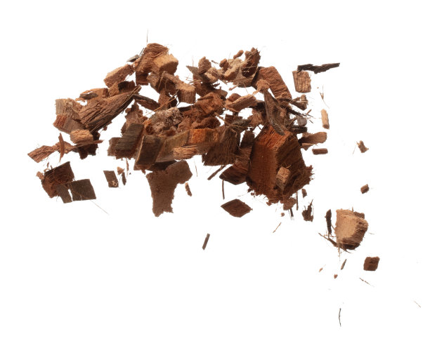 椰子皮壳炸飞，椰子剁碎大L大小抽象云飞。椰子壳皮肥料飞溅在空气中。白色背景隔离高速快门，冻结动作图片下载