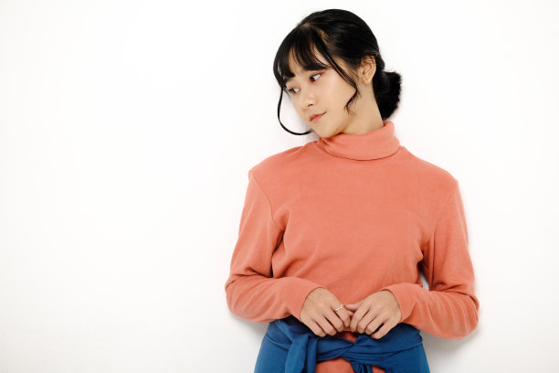 美丽的亚洲年轻女性摆姿势和困惑图片下载