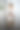 一个白人男孩在家里用智能手机玩游戏图片下载