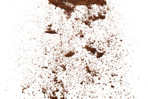 椰子皮壳炸飞，切碎的椰子细小S大小落下来如灰尘。椰子粉、果皮、肥料喷洒在空气中。白色背景隔离高速快门，定格图片下载