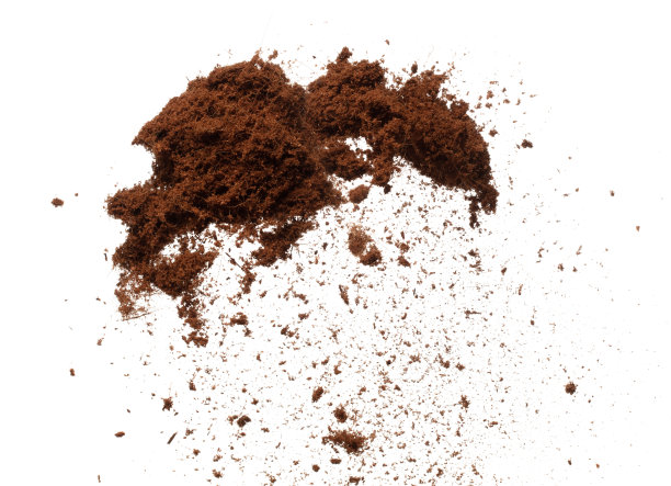 椰子皮壳炸飞，切碎的椰子细小S大小落下来如灰尘。椰子粉、果皮、肥料喷洒在空气中。白色背景隔离高速快门，定格图片下载