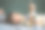 一个白人男孩在家里用智能手机玩游戏图片下载