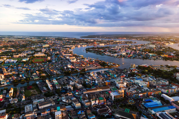日落时分，泰国萨ut萨空地区的房屋和社区鸟瞰图图片下载