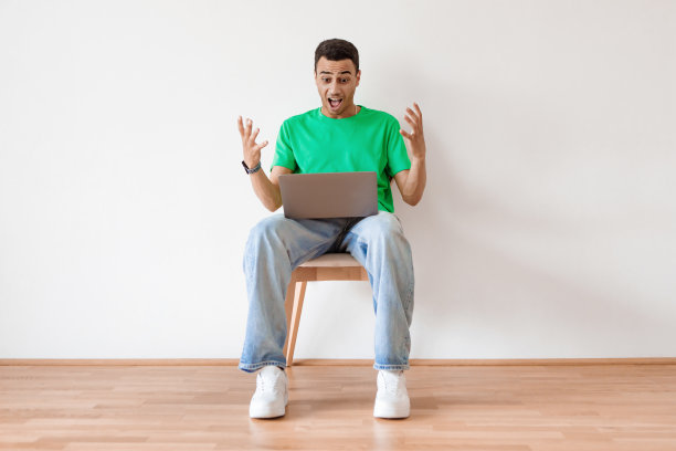 在线优惠：阿拉伯男子用笔记本电脑庆祝好消息图片下载