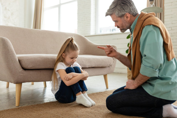 严厉的父亲责骂女儿在家里用手指威胁她图片下载