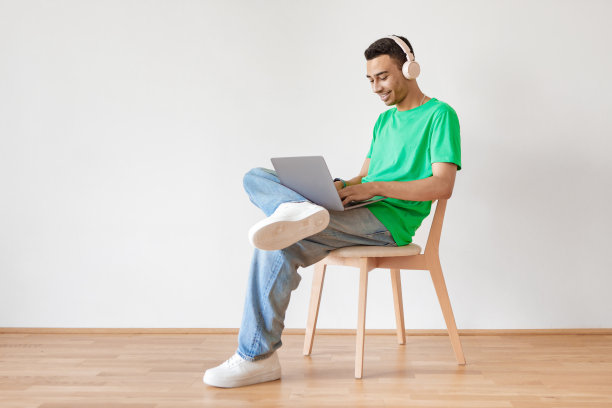 使用笔记本电脑工作的年轻男性自由职业者图片下载