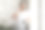 休息得很好的男人一边喝咖啡一边打电话图片下载