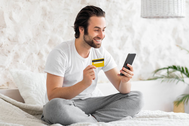 积极的年轻人在网上购物，用手机图片下载