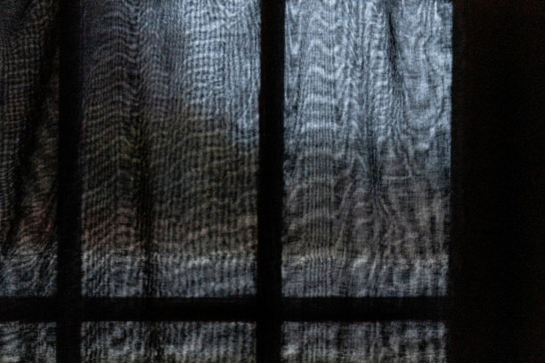 深色窗帘外的穆迪窗玻璃图片下载