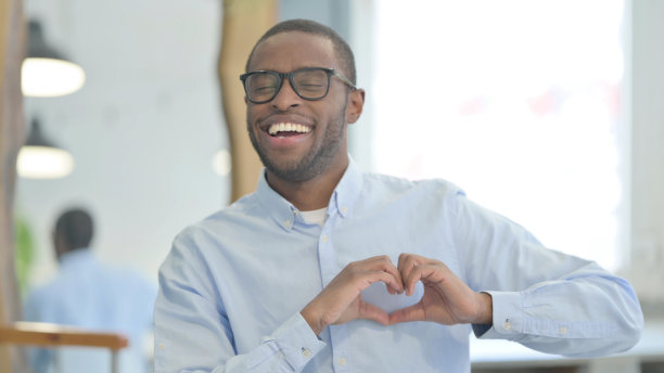 非洲人手工制作的心脏肖像图片下载