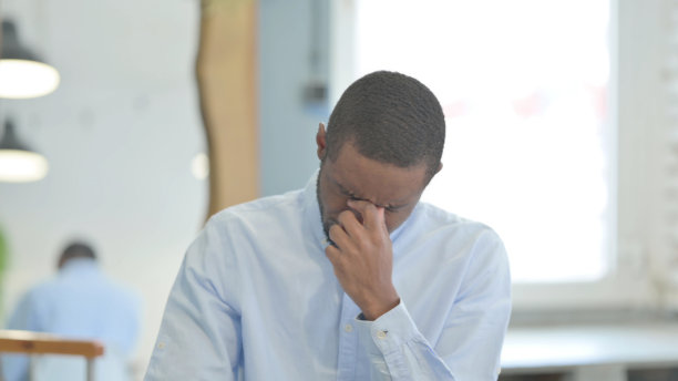 悲伤的非洲男人哭泣的肖像图片下载