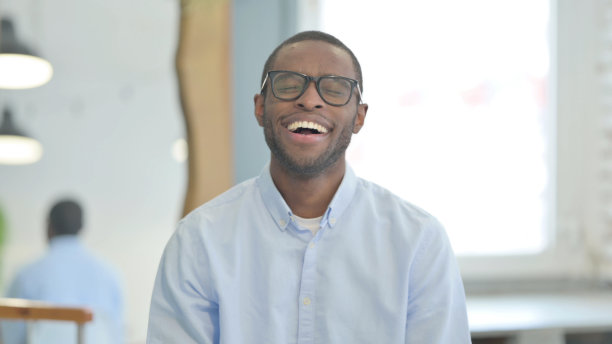 微笑的非洲男人的肖像，快乐图片下载