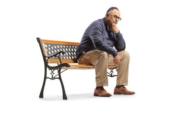 沉思的成熟男人坐在长凳上思考图片下载