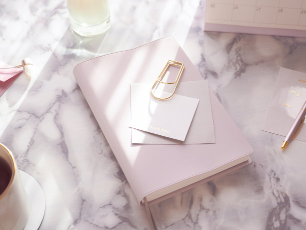 大理石女性办公桌，工作空间形象图片下载