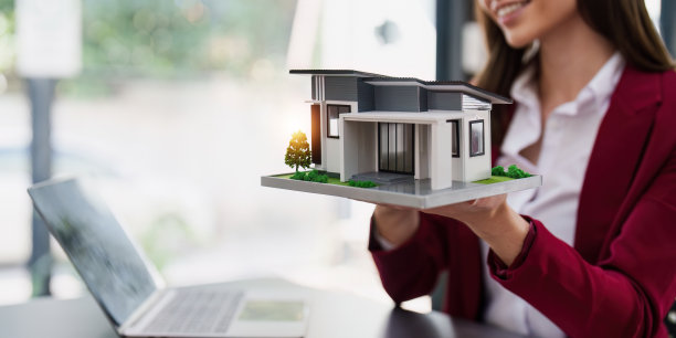 商人或房地产经纪人解释购房协议的签订。银行经理和房地产概念。图片下载