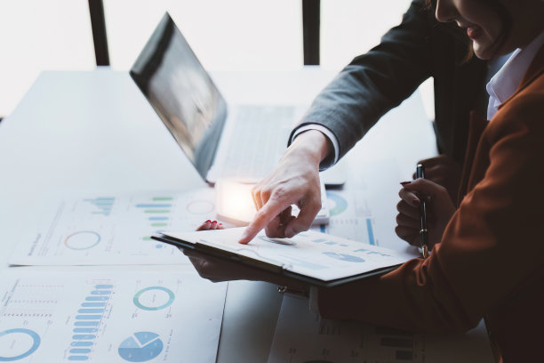 商务人士会议用笔记本电脑研究财务报告。经营战略分析财务会计概念图片下载