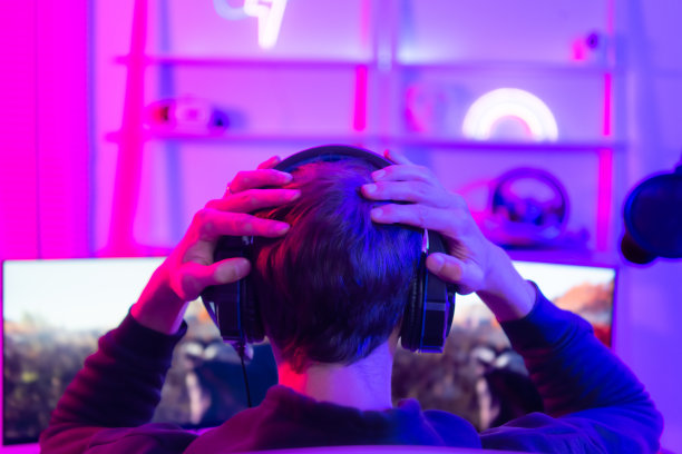 玩家在游戏中输给对手时，双手抱头，心情沮丧图片下载