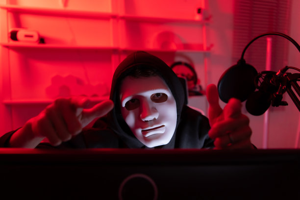 这是一个精通操作系统和其他程序的黑客的面孔。他会利用电脑系统的漏洞造成破坏。图片下载