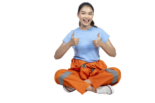 穿着制服的亚洲女汽车技师坐着，竖起大拇指图片下载