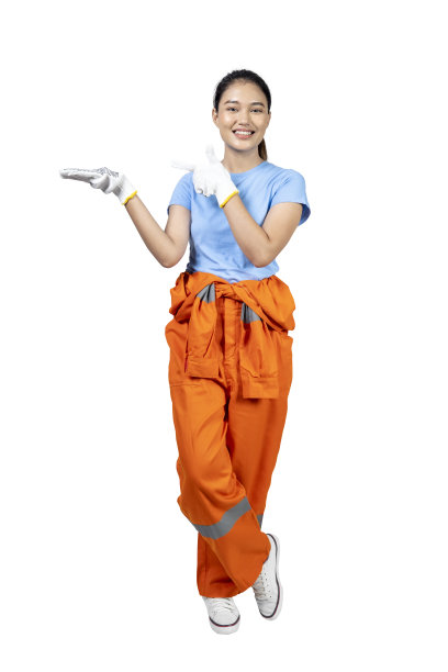 穿着制服和手套的亚洲女汽车技师指着什么图片下载