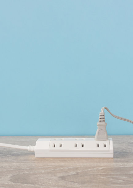 地板上的电源插条和电源插座。图片下载