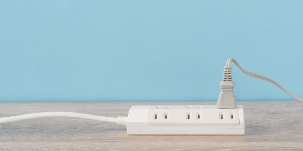 地板上的电源插条和电源插座。图片下载