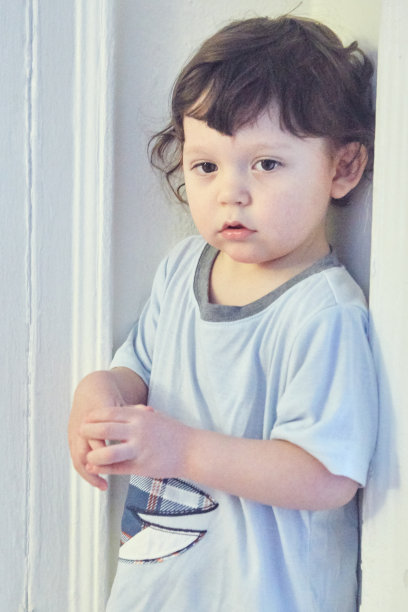 小孩站在壁橱门口图片下载