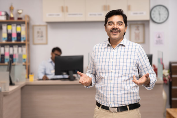 一名男性客户在银行办公室的肖像。库存图片图片下载