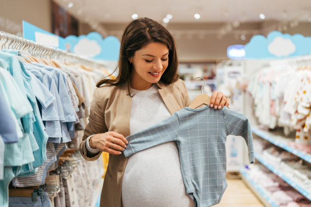 美丽的年轻妈妈在婴儿店图片下载