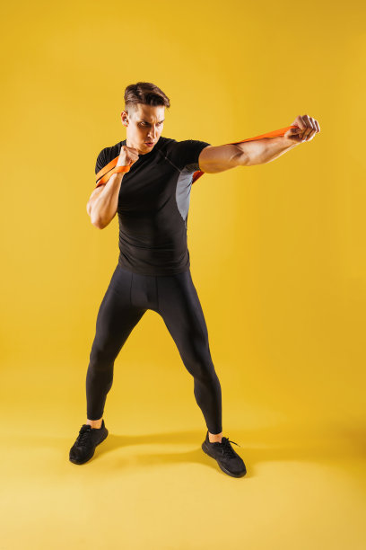 在工作室锻炼肌肉的运动员图片下载