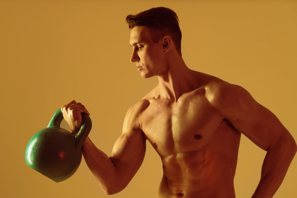 在工作室锻炼肌肉的运动员图片下载