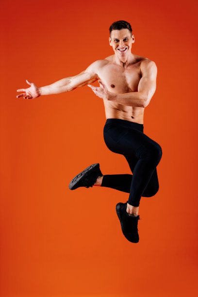 在工作室锻炼肌肉的运动员图片下载