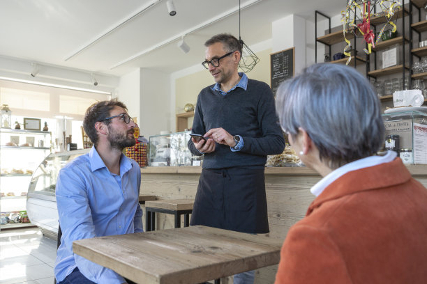 酒吧招待员与顾客在一起图片下载