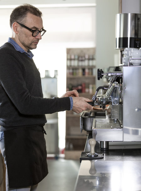 酒保准备浓缩咖啡图片下载