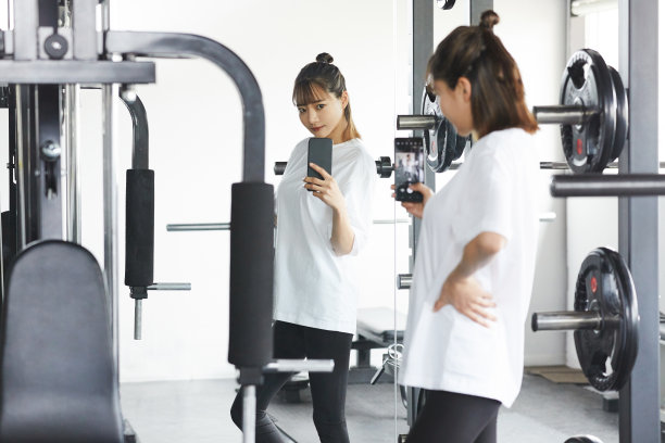年轻的亚洲女子在健身房锻炼图片下载