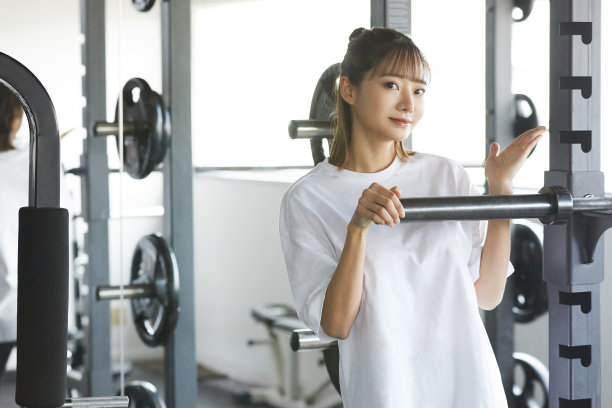 年轻的亚洲女子在健身房锻炼图片下载