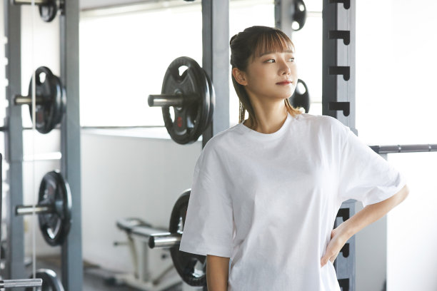 年轻的亚洲女子在健身房锻炼图片下载