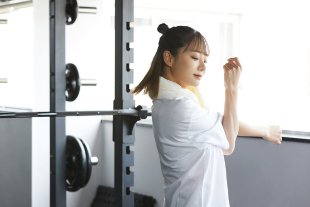 年轻的亚洲女子在健身房锻炼图片下载