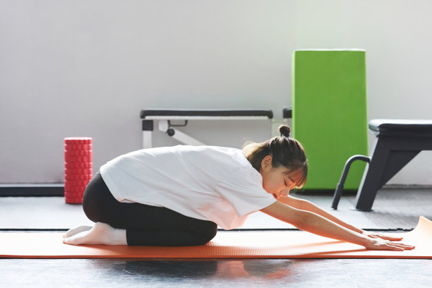 年轻的亚洲女子在健身房锻炼图片下载