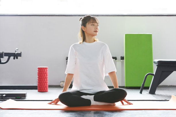 年轻的亚洲女子在健身房锻炼图片下载