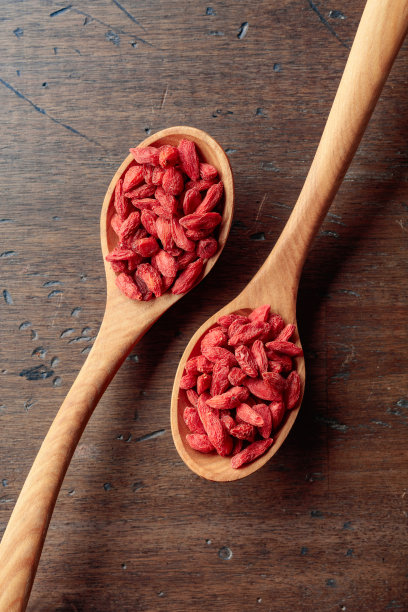 用木勺盛干枸杞。图片下载