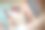 婴儿在哭，妈妈在换尿布。新生儿护理及尿布疹。图片下载
